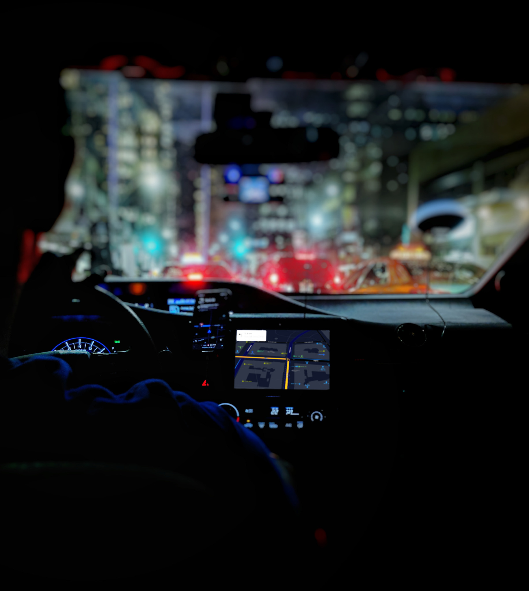 Přístrojová deska v interiéru vozidla s probíhající GPS navigací