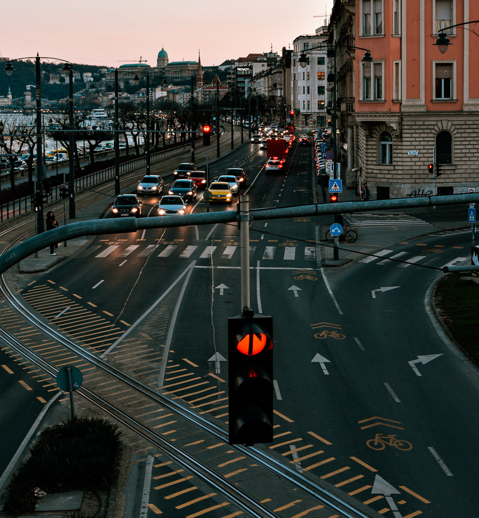Pohled na křižovatku z úrovně semaforu ve stavu 'stůj'