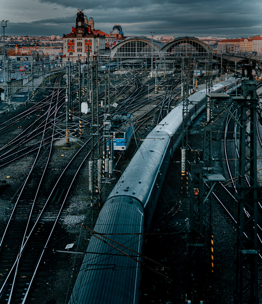 Traffic light detail, visible 'stop' and 'go' signals
